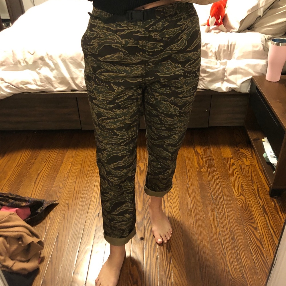 Carhartt camouflage cargo pants in oversized fit.